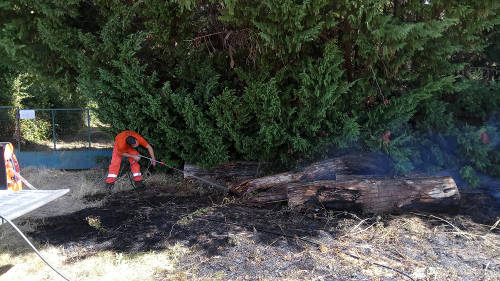 Bénévole CCFF intervenant sur un feu naissant