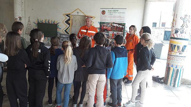 Bénévole CCFF sensibilisant des enfants à l'école